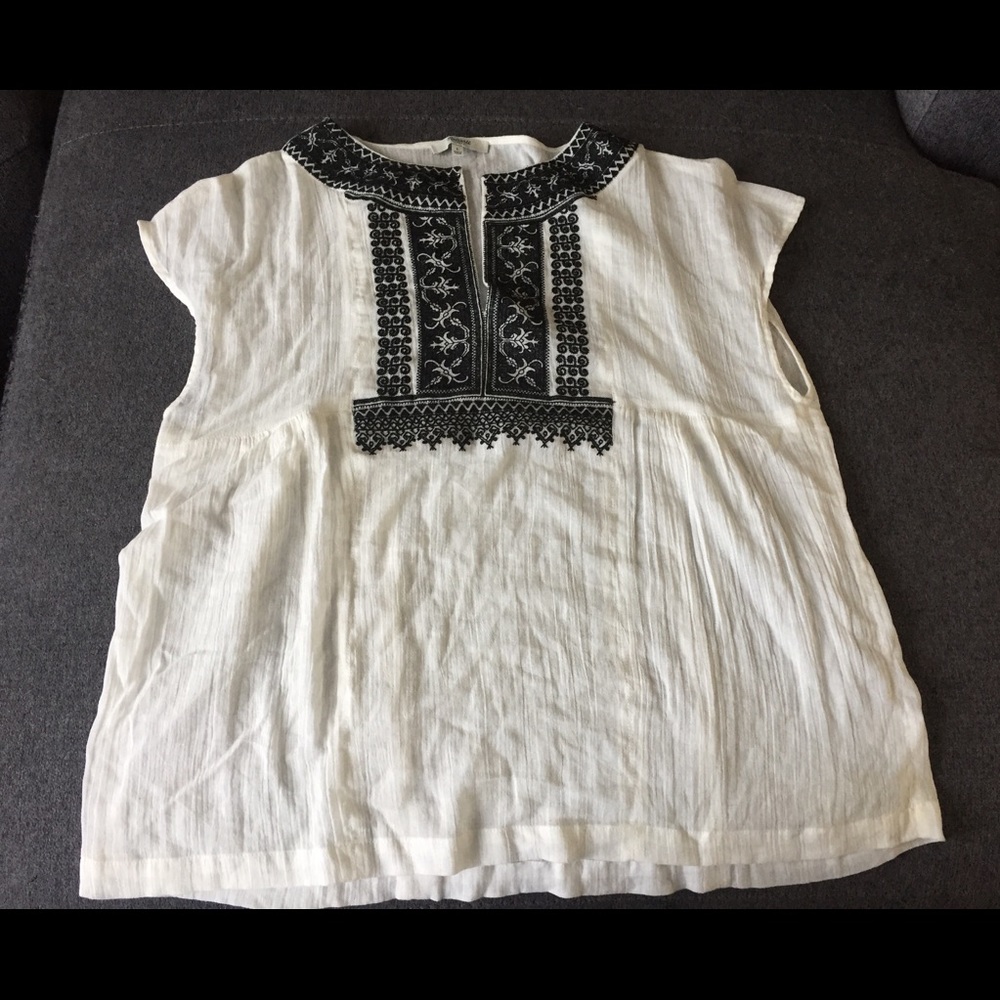 White shortsleeve top